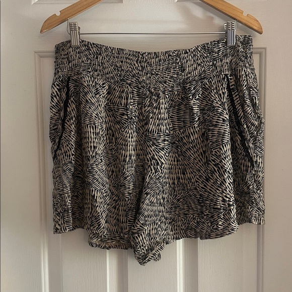 Three Dots Women's Printed Pull On Printed Shorts Beige Size XL - Picture 3 of 6